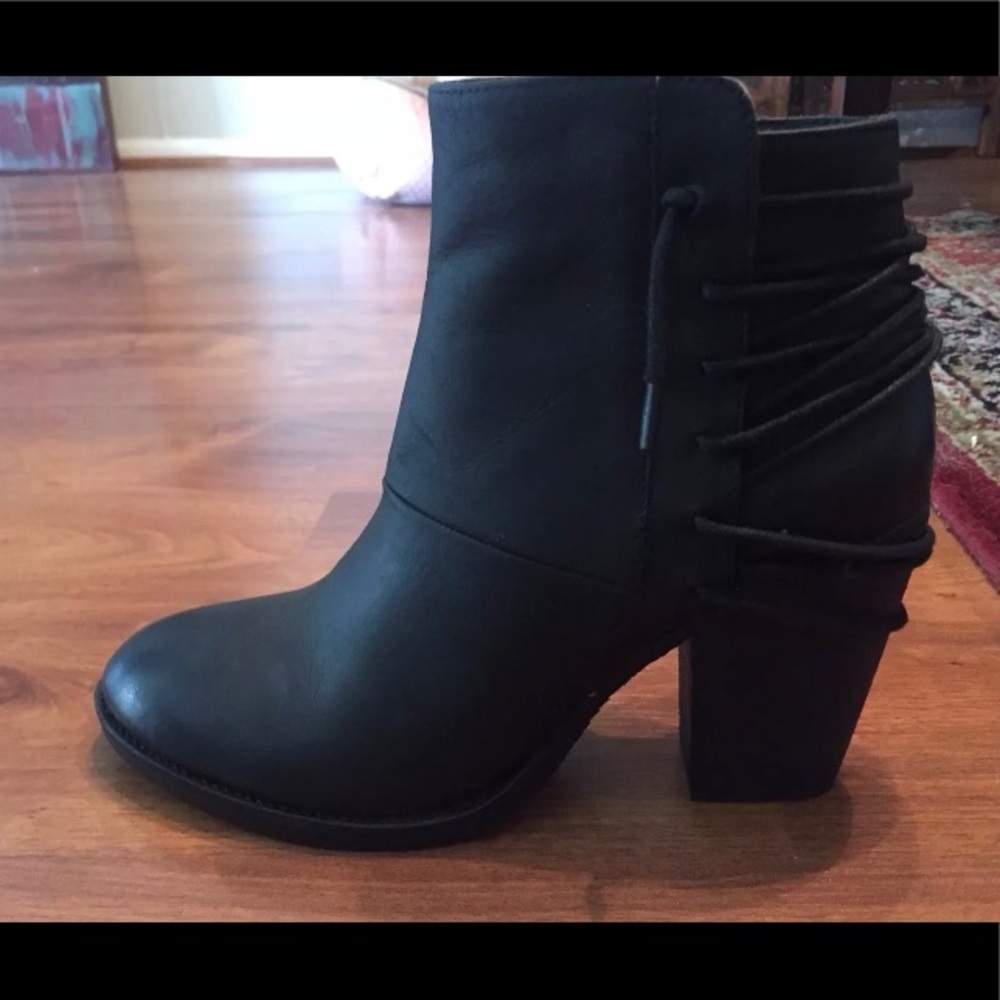 NEW Steve Madden black lace up bootie size 8.5